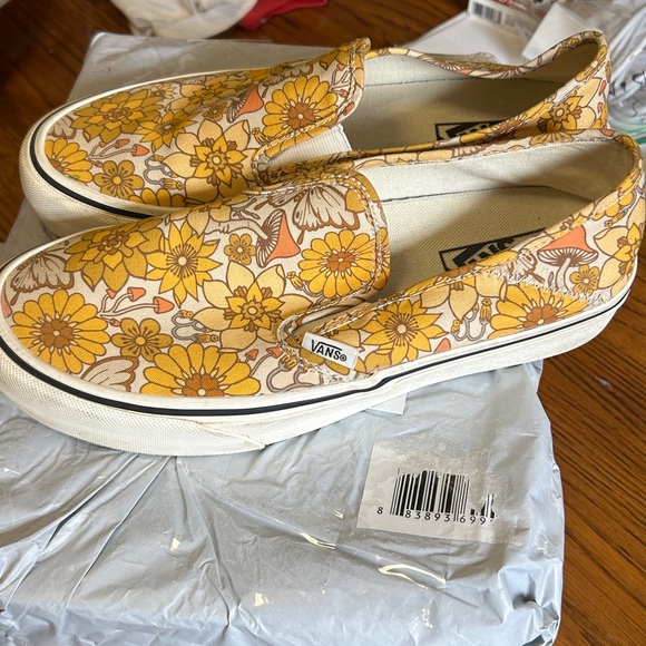 Women’s 9 slip on
Yellow vans - Picture 10 of 13
